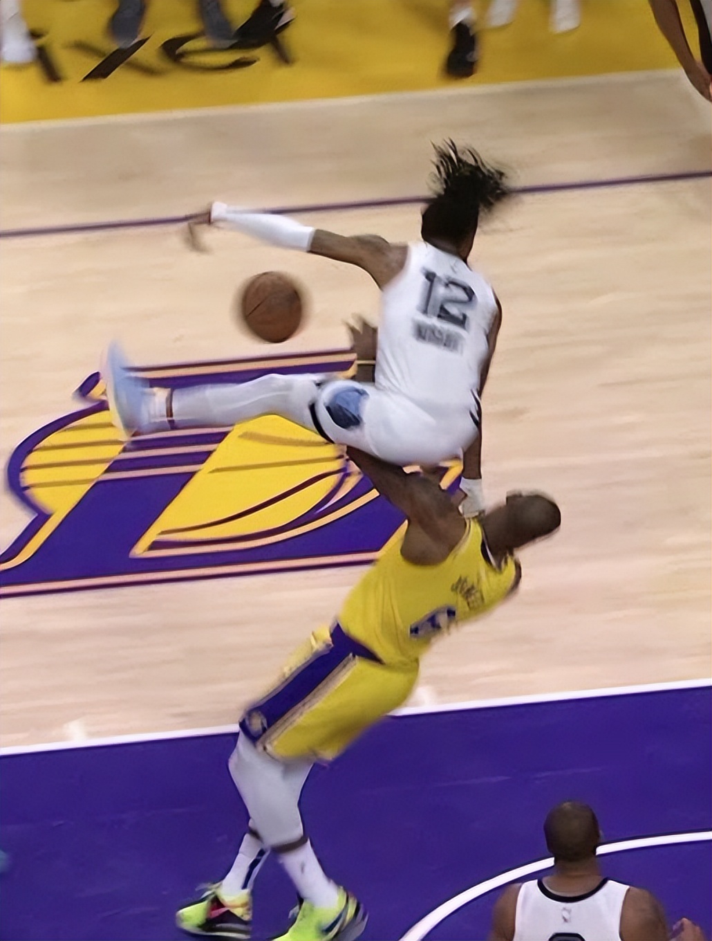 九游体育app包含羽毛球夜战：泰山灰熊队强势横扫瓯越貔貅队，速度优势明显临场应变见真章的词条