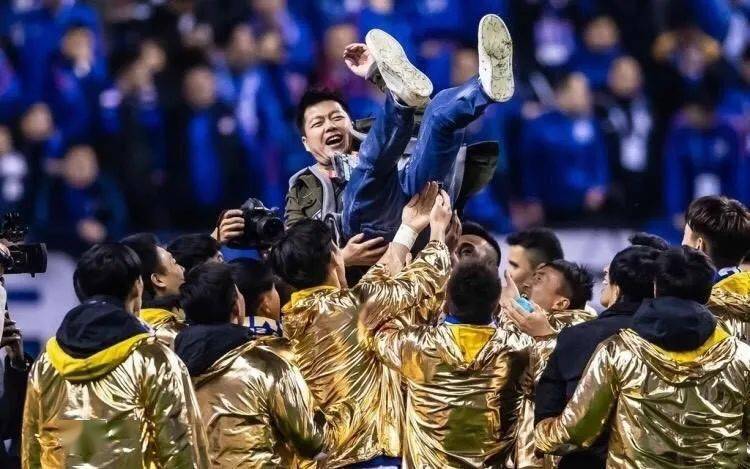 德罗巴在中国队比赛中出色防守,赛事规则更新引发热议!(德罗巴10佳球) 德罗巴在中国队比赛中出色防守,赛事规则更新引发热议!(德罗巴10佳球)